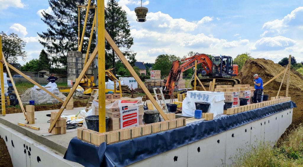 Funderingswerken en bekisting op een werf van G&W Bouwwerken